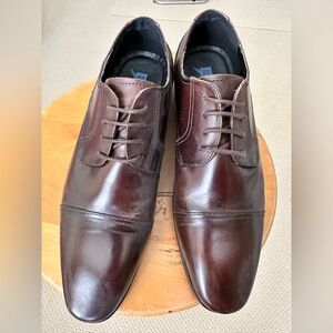 Kenneth Cole Reaction Men’s cap toe oxfords sz 8M
Color brown